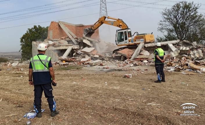 GÜVENLİK TEHLİKESİ OLUŞTURAN METRUK BİNA YIKILDI